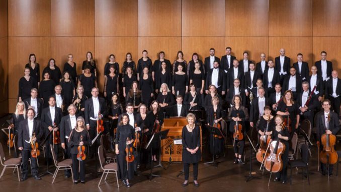 Оркестр и хор “Music of the Baroque”, дирижер - Джейн Гловер. Фото - Эллиот Мандел