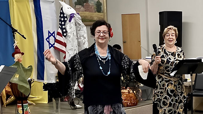 Роза Гутман (слева) и Любовь Бел (справа), директор культурно-просветительных программ, обе бывшие жители Израиля, выступают на концерте в Центре. Фото: Т. Цикис