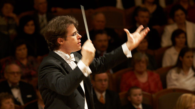 Якуб Груша дирижирует Пражским филармоническим оркестром. Фото из пресс-службы ЧСО