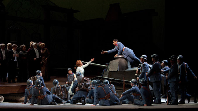 Сцена из спектакля “Дочь полка” (Метрополитен-опера, 2011 год). Фото - Марти Сол