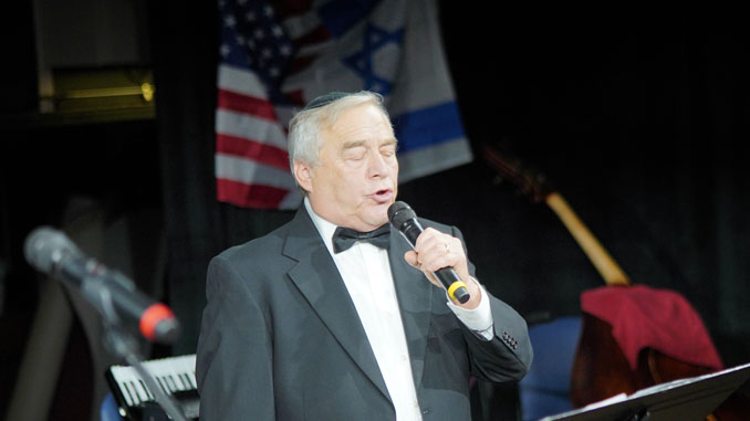 Аркадий Грейз исполняет гимн Израиля "Хатиква"