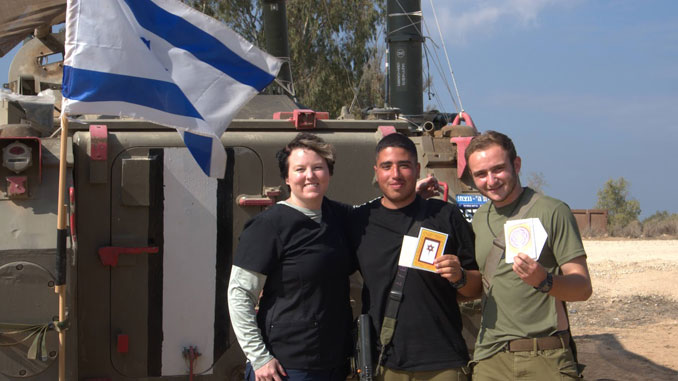 израильские военные получают открытки от чикагцев, выживших в Холокосте