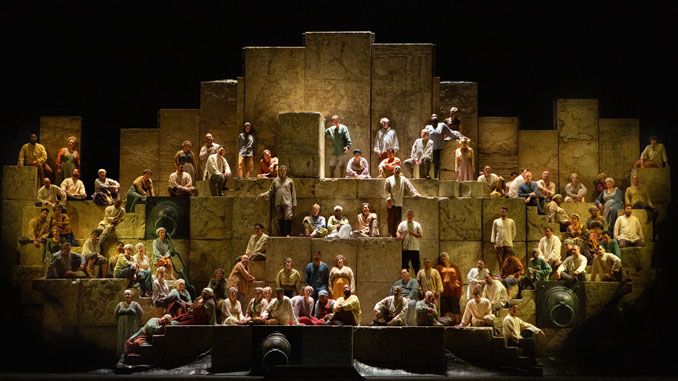 Сцена из спектакля “Набукко”. Фото - Марти Сол/Метрополитен-опера