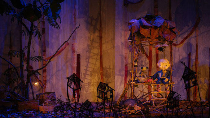 Сцена из спектакля “Жучье ведро”. Фото - Papermoon Puppet Theatre