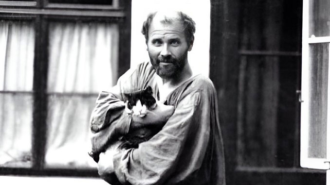 Знаменитый художник-импрессионист Густав Климт и его любимая кошка Кетзе.