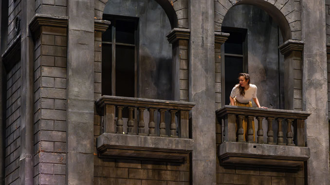 Сцена из спектакля “Ромео и Джульетта”. Фото - Джонатан Тиклер