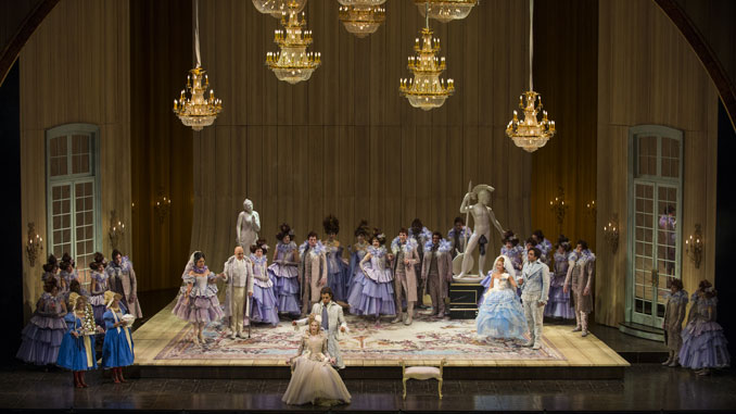 Сцена из спектакля “Свадьба Фигаро” (Лирик-опера). Фото - Боб Кузел
