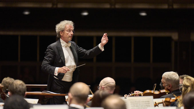 Франц Вельзер-Мест дирижирует Кливлендским симфоническим оркестром