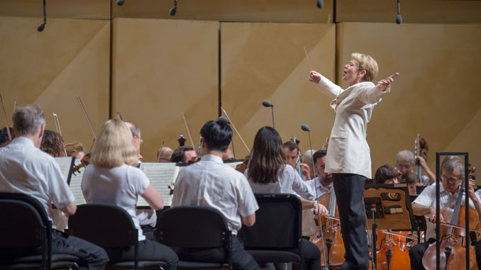 Марин Олсоп дирижирует ЧСО. Фото - Ravinia Festival