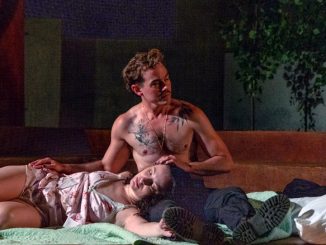 Рейчел Джонс и Аугуст Фореман в спектакле “Ромео и Джульетта”. Фото - Джош Дарр