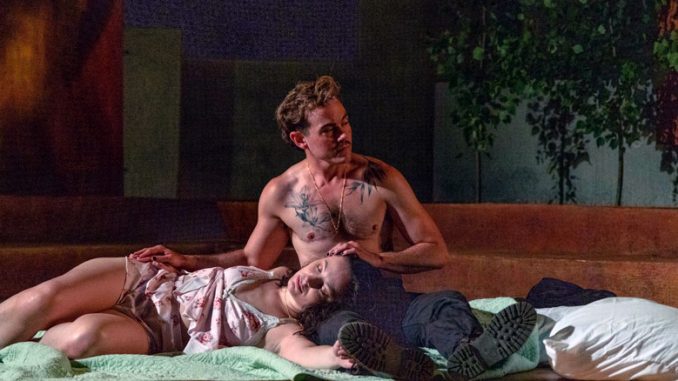 Рейчел Джонс и Аугуст Фореман в спектакле “Ромео и Джульетта”. Фото - Джош Дарр