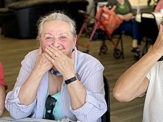 (Слева) Мария Швастэк, Ядвига Гагатек и Вогумила Пиотровский рекомендуют не слышать, не говорить и не видеть сожаления - а видеть только светлое будущее. Фото: Л. Литас