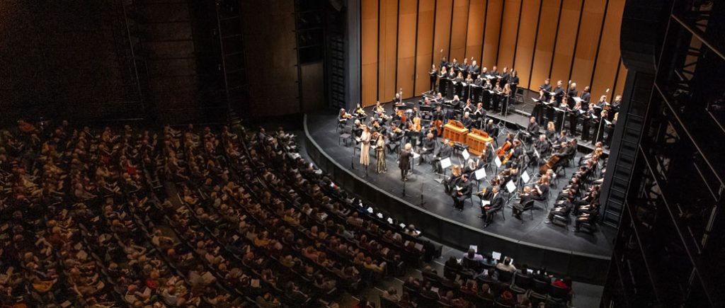 Оркестр и хор “Music of the Baroque”. Фото - Эллиот Мандел