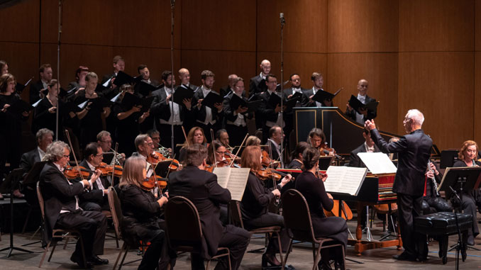 Николас Кремер дирижирует “Music of the Baroque” . Фото - Эллиот Мандел