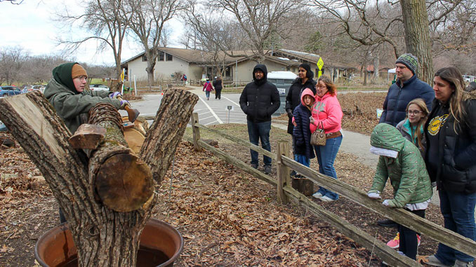 Prikosnites' k prirode v River Trail Nature Center v Norsbruke