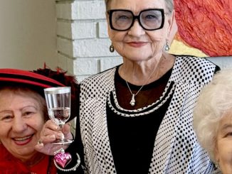 Улыбки, бокалы и праздничное настроение – участники Forever Young поднимают тост за радость, дружбу, Пурим и Пасху. Л’Хаим! Фото: В. Крупейченко