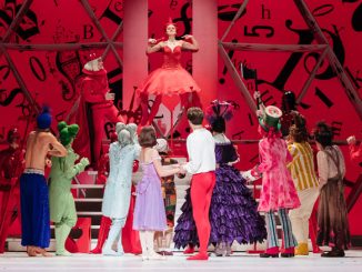 Сцена из спектакля “Алиса...”. Австралийский балет. Фото - Дэниель Бауд