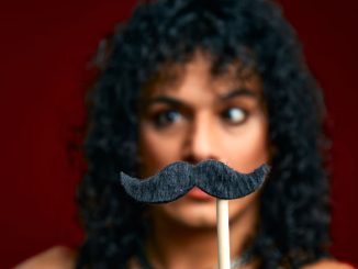 Эстебан Андрес Круз в спектакле “Шесть мужчин, одетых как Иосиф Сталин”. Фото - Джефф Куриш