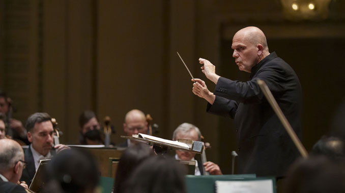 Яап ван Зведен дирижирует ЧСО. Чикаго, 17 апреля 2025 года. Фото - Тодд Розенберг