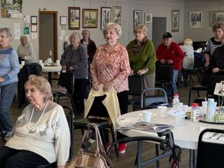 Утренняя гимнастика в Центре Forever Young — кто сидя, кто стоя — и все труд с любовью и заботой о себе. Фото: В. Крупейченко