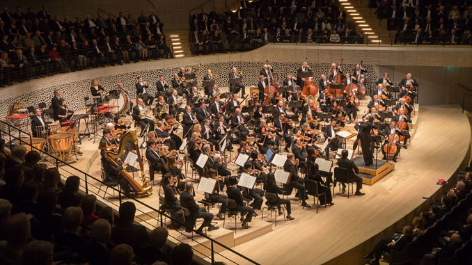 Риккардо Мути дирижирует ЧСО. Гамбург, 15 января 2017 года. Фото - Тодд Розенберг