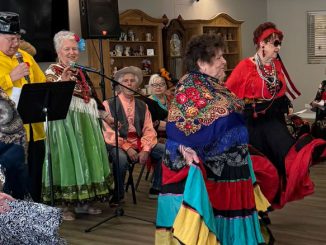 Яркие юбки, весёлый ритм и искренний восторг — участники концерта «Цыгане» в Центре Forever Young в Линкольнвуде превращают зал в настоящий карнавал жизни. Фото: В. Крупейченко