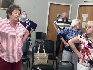 Дружба — это делать упражнения вместе и незаметно проверять, правильно ли делает подруга. Фото: Л. Бел.