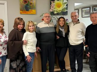 (Третий справа) Саша Лушчикс, менеджер Центра Forever Young в Линкольнвуде - надёжная опора и настоящий отец по духу для всей команды Центра. Фото: Л. Литас