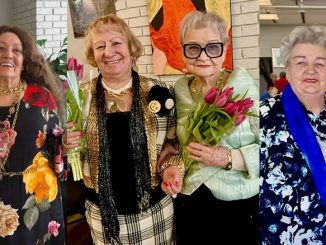 Оля Михалкова (слева) и Галина Халилова — в компании, где дружба цветёт, как гвоздики в руках, а каждый день наполнен теплом и взаимностью; Лиля «Ляля» Сорока (слева) и Светлана Пастернак — с букетами весенних тюльпанов и сердцами, открытыми к новым встречам. В Центре они нашли не только тёплую атмосферу, но и дружбу, которая, как и любовь, не знает границ; Тамара Голенко (слева) и Ефим Цыбульский, капитан артиллерийских войск, — два человека, чьи судьбы пересеклись уже на новой земле. Их дружба — ещё одно напоминание о том, что уважение, тепло и человеческая связь не знают границ. Фото: В. Крупейченко.