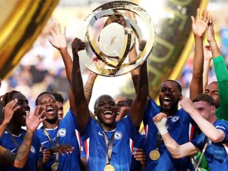 Кубок в руках капитана Челси