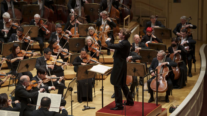 Клаус Мякеля дирижирует ЧСО. Чикаго, 24 апреля 2025 года. Фото - Тодд Розенберг