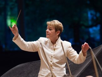Марин Олсоп дирижирует ЧСО. Фото - Патрик Гипсон