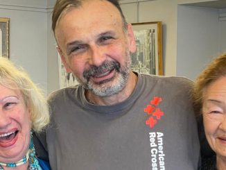 На фото (слева направо): Лиля «Ляля» Сорока, наш заботливый водитель Игорь Нагаджуна и участница Дина Азов — живое доказательство того, что в Forever Young дружба не знает границ, а сотрудники и участники становятся по-настоящему близкими. Фото: В. Крупейченко