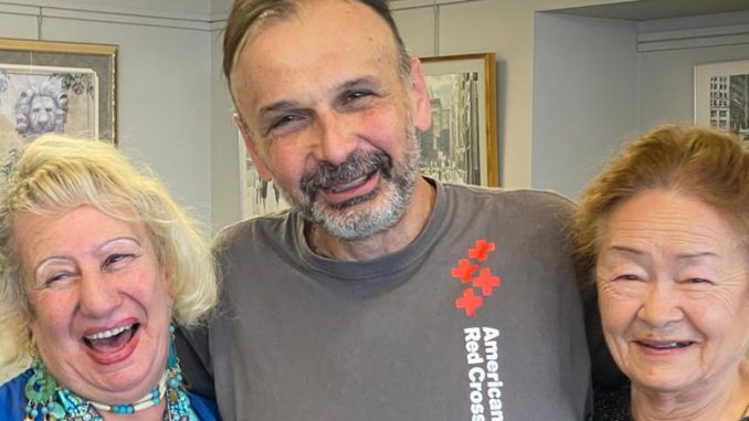 На фото (слева направо): Лиля «Ляля» Сорока, наш заботливый водитель Игорь Нагаджуна и участница Дина Азов — живое доказательство того, что в Forever Young дружба не знает границ, а сотрудники и участники становятся по-настоящему близкими. Фото: В. Крупейченко