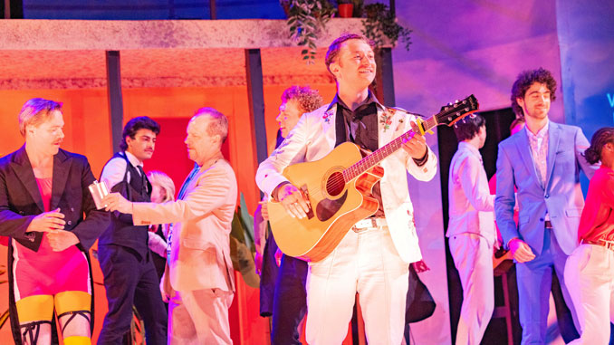 Сцена из спектакля “Двенадцатая ночь”. Фото - Джош Дарр