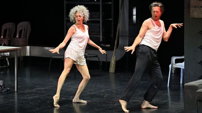 Сцена из спектакля “Не тот свет”. Фото - Сергей Демьянчук