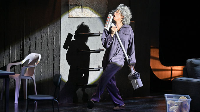 Ксения Раппопорт в спектакле “Не тот свет”. Фото - Кристина Зингер