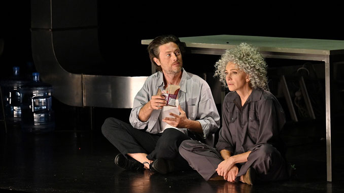 Сцена из спектакля “Не тот свет”. Фото - Сергей Демьянчук