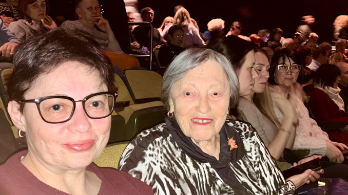 Берта Горелик и её дочь Ира на театральном вечере — трогательное напоминание о том, как важно проводить время с родителями. Фото: Б. Горелик