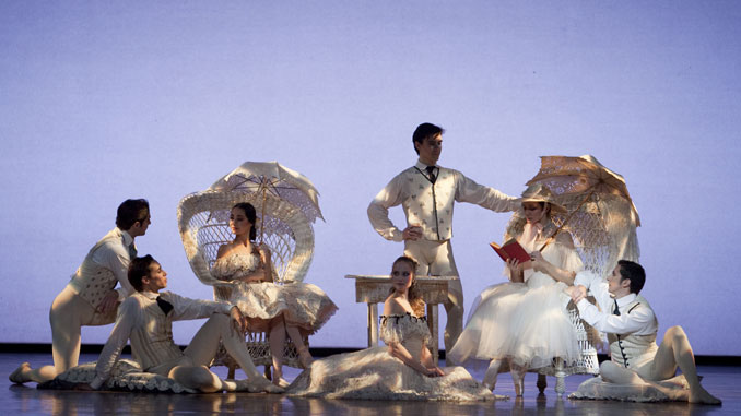 Сцена из спектакля “Дама с камелиями”. Фото - Себастьян Мате