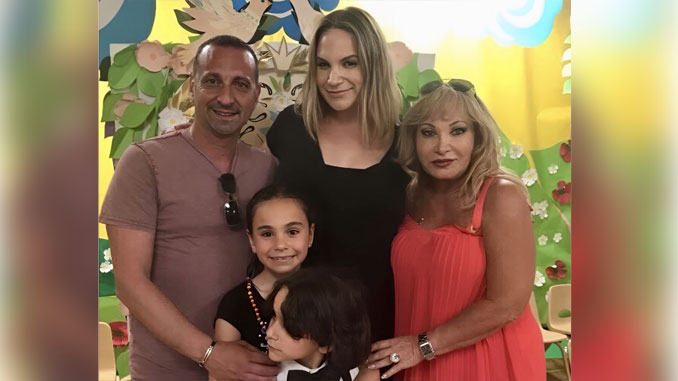 Oсновательница Forever Young Марта Литас (справа) с дочерью Татьяной Цикис, генеральным директором Центра, а также зятем Джоном и внуками Ангелиной и Майклом.