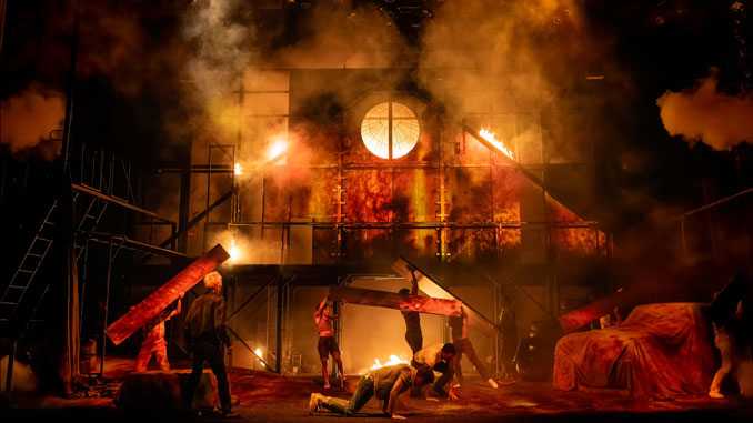 Сцена из спектакля “Изгои”. Фото - Мэтью Мерфи