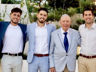 Соломон Волевич (в середине), участник Forever Young, в окружении почти всех своих внуков — не хватает только одного. Уважение к старшему поколению — это корни, из которых вырастает крепкая и дружная семья. Фото: С. Волевич