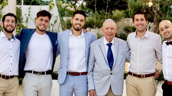 Соломон Волевич (в середине), участник Forever Young, в окружении почти всех своих внуков — не хватает только одного. Уважение к старшему поколению — это корни, из которых вырастает крепкая и дружная семья. Фото: С. Волевич