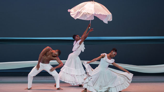 Сцена из спектакля Alvin Ailey American Dance Theater. Фото - Пол Колник