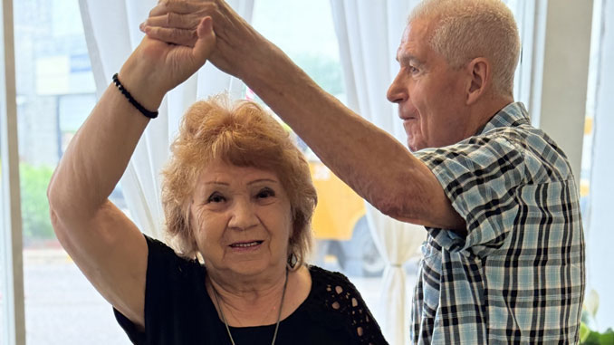 Ноги сами пускаются в пляс, когда душа поёт! Ещё один день с улыбкой в Центре Forever Young. Фото: Л. Литас