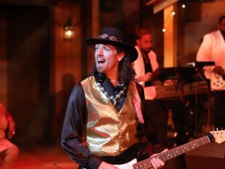 Сцена из спектакля “Голубое небо”. Фото - Алан Дэвис