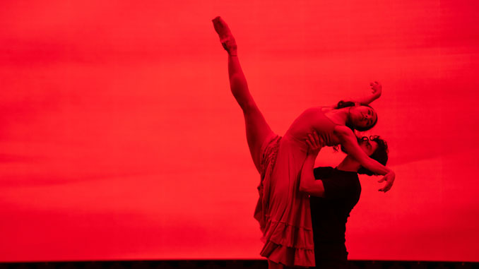 Сцена из спектакля “Кармен”. Фото - Кэролин Маккейб