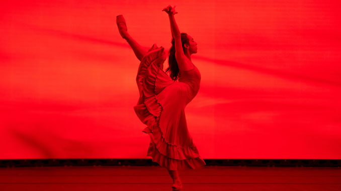 Сцена из спектакля “Кармен”. Фото - Кэролин Маккейб