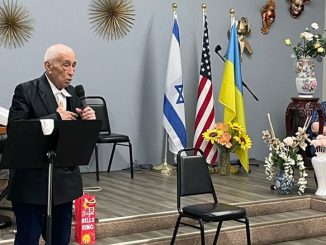 95-летний участник Центра Forever Young Давид Берин произносит слова поддержки и надежды в память о трагедии 11 сентября. На сцене рядом — Любовь Бел, директор культурно-просветительных программ, и музыкальный руководитель Диана Кофман. Фото: Л. Бел